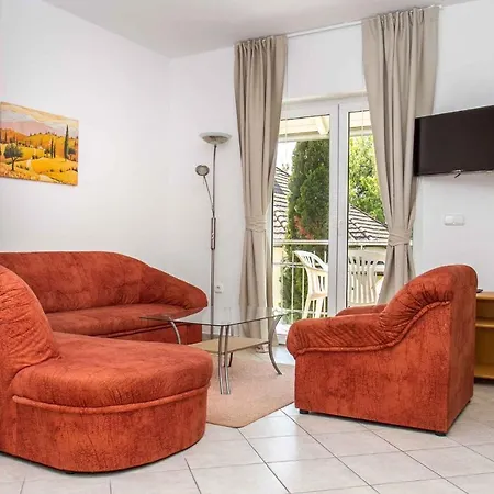 Apartment In Balatonmariafuerdo 19492